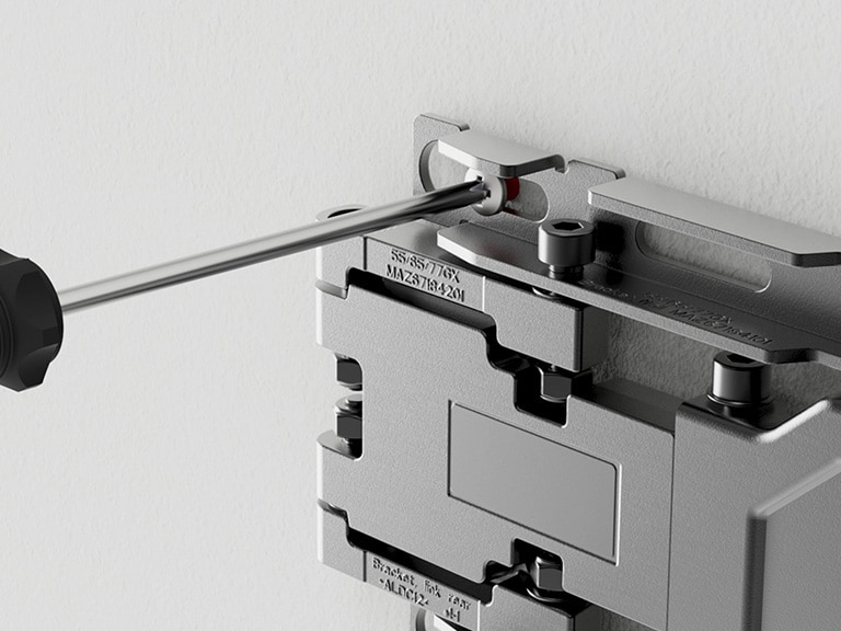 Instalación mural del LG OLED TV con soporte de pared LG compatible para un montaje seguro y nivelado.