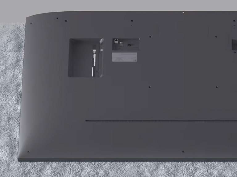 Montaje del soporte incluido en el LG QNED TV para una instalación estable y segura.
