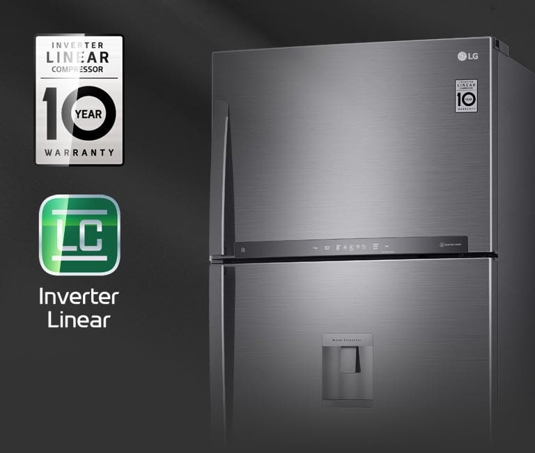 El frigorífico negro está ligeramente colocado en ángulo con las puertas delanteras cerradas sobre un fondo negro. El logotipo Inverter Linear Compressor 10 Year Warranty y el logotipo Inverter Linear Logo brillan cuando un rayo de luz se desliza sobre ellos.