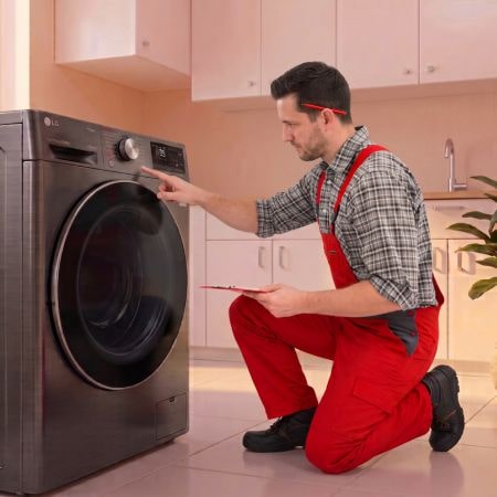 Técnico revisando una lavadora
