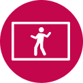 Una persona está de pie frente al televisor, moviéndose como si bailara. La pantalla se divide para mostrar tanto la imagen de la propia persona como la de una persona que hace una demostración del baile