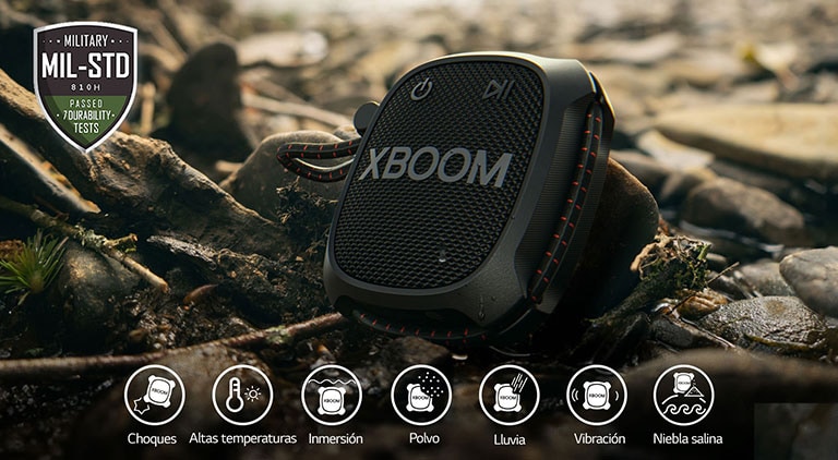 LG XBOOM Go XG2 de pie sobre la roca para mostrar los estándares militares.