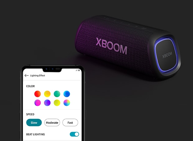 A la izquierda, imagen de un móvil con la app de LG XBOOM y los distintos colores de iluminación disponibles. A la derecha, imagen del altavoz LG XBOOM XG5.