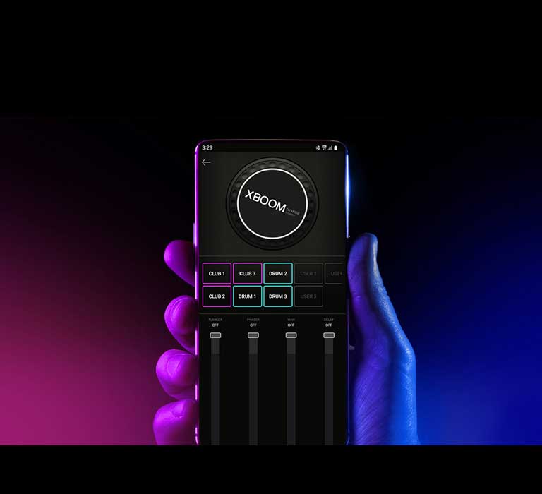 Una mano sostiene un teléfono inteligente, mostrando la aplicación DJ.