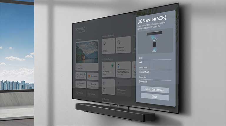 En la pantalla del televisor montado en la pared se visualizan los ajustes de la barra de sonido LG SC9S. La barra de sonido también está colgada en la pared justo debajo del TV.