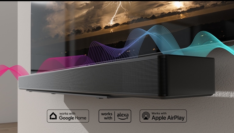 La barra de sonido está colgada en la pared con el televisor justo encima. Las ondas sonoras se cruzan entre ellas cambiando sus colores de rojo a azul.