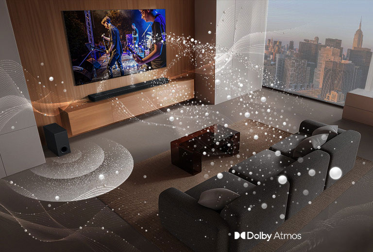La barra de sonido LG, el televisor LG y un subwoofer están en la sala de estar de un rascacielos, tocando una actuación musical. Ondas sonoras blancas formadas por gotas se proyectan desde la barra de sonido, recorriendo el sofá y la sala de estar. Un subwoofer crea un efecto de sonido desde la parte inferior.