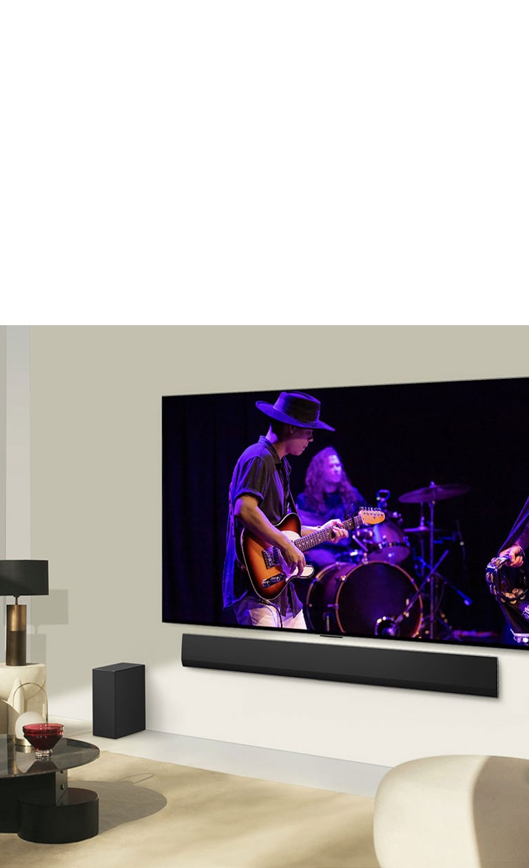 LG Soundbar y LG TV se combinan en un espacio moderno y muestran una interpretación musical.