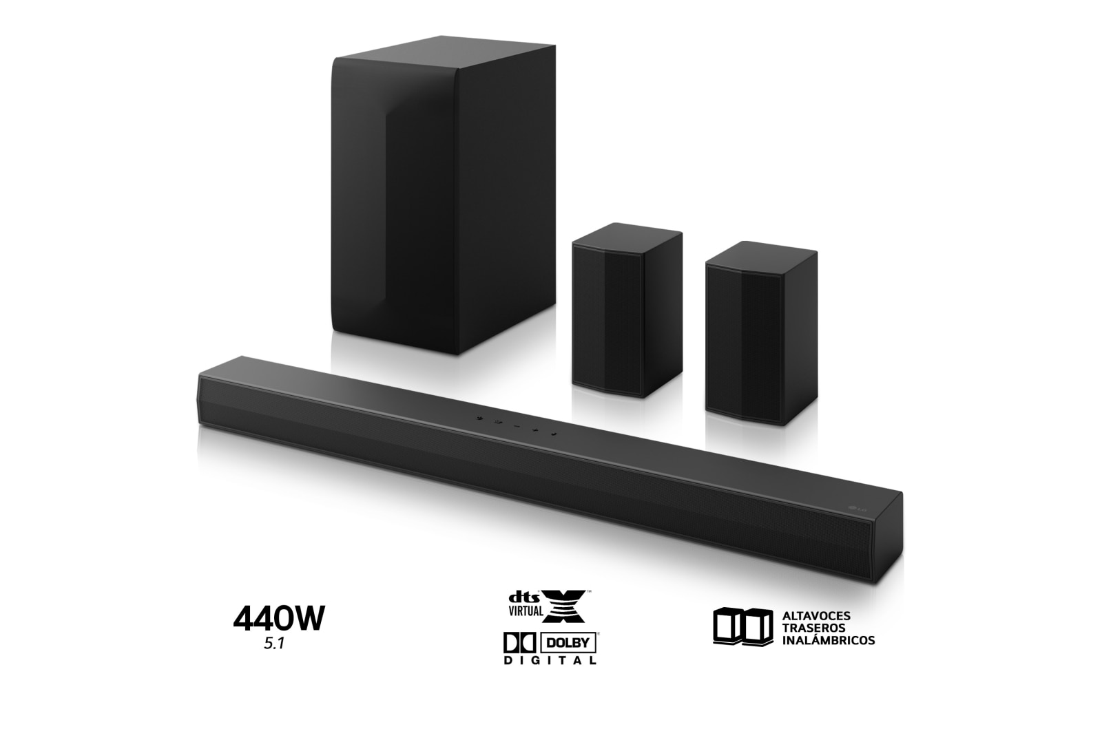 Vista frontal de la LG Soundbar S60TR, un subwoofer y unos altavoces traseros