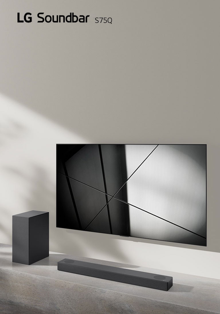 La barra de sonido LG S75Q y el televisor LG se colocan juntos en la sala de estar. El televisor está encendido y muestra una imagen en blanco y negro.