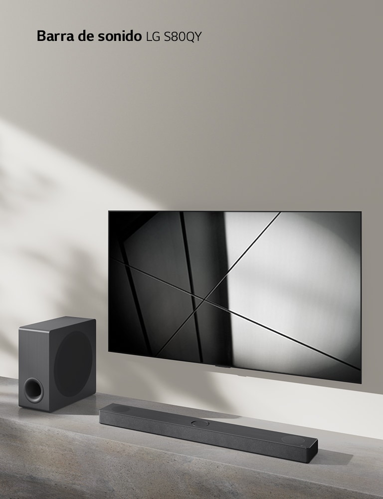 La barra de sonido LG S80QY y el televisor LG se colocan juntos en la sala de estar. El televisor está encendido y muestra una imagen en blanco y negro.