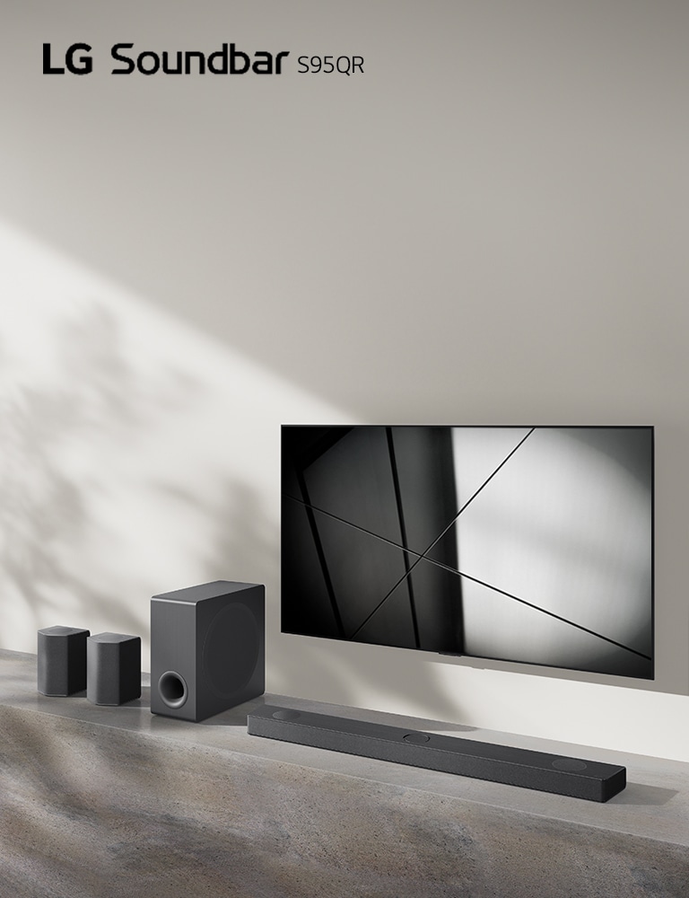 La barra de sonido LG S95QR y el televisor LG se colocan juntos en la sala de estar. El televisor está encendido y muestra una imagen en blanco y negro.