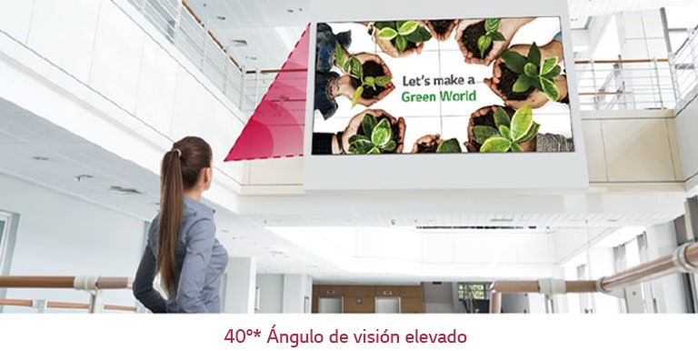 Una mujer mira la pantalla instalada en el piso superior, y el color se muestra vívido sin ninguna distorsión.