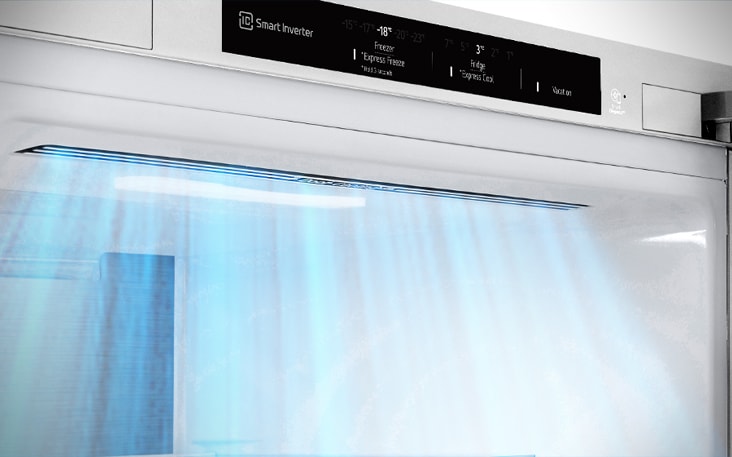 Detalle de las salidas de aire situadas en la parte delantera del frigorífico, que garantizan una refrigeración eficaz y uniforme.