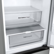 LG Frigorífico Combi Door Cooling+,  1,86m, Clasificación C, capacidad de 374l, inox antihuellas. Serie 300, GBV3100CPY vista frontal ladeada, GBV3100CPY