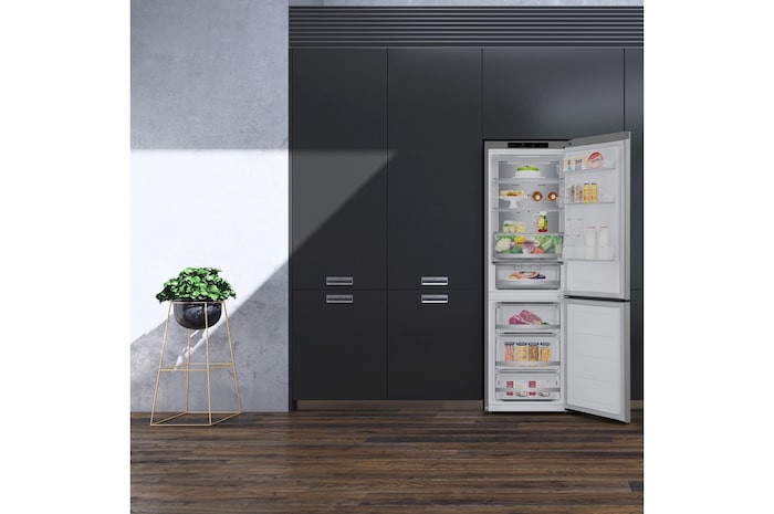 LG SERIE 500  Door Cooling+, 1,86  m, Clasificación D, capacidad de 374 l,  Inox antihuellas, GBV5140DPY vista frontal ladeada, GBV5140DPY