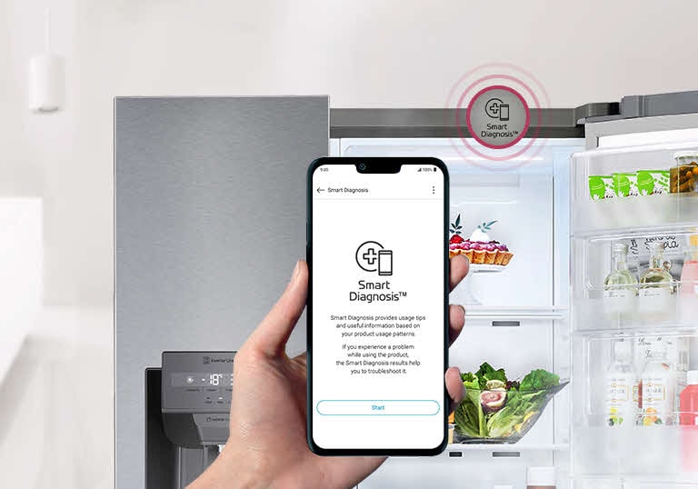 La aplicación de diagnóstico inteligente en el móvil frente a un frigorífico LG abierto con alimentos.