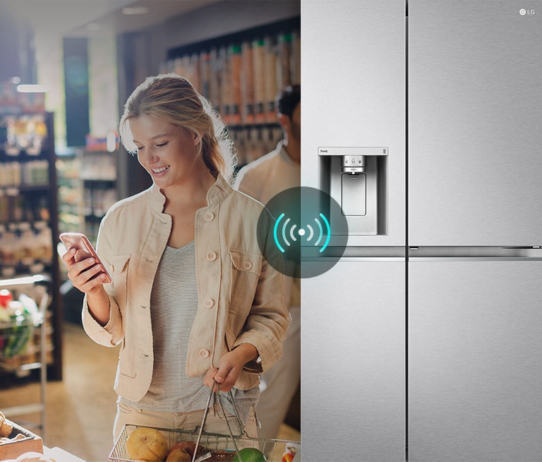 La imagen de la izquierda muestra a una mujer de pie en una tienda de alimentación mirando su teléfono. La imagen de la derecha muestra la vista frontal del frigorífico. En el centro de las imágenes hay un ícono para mostrar la conectividad entre el teléfono y el frigorífico.