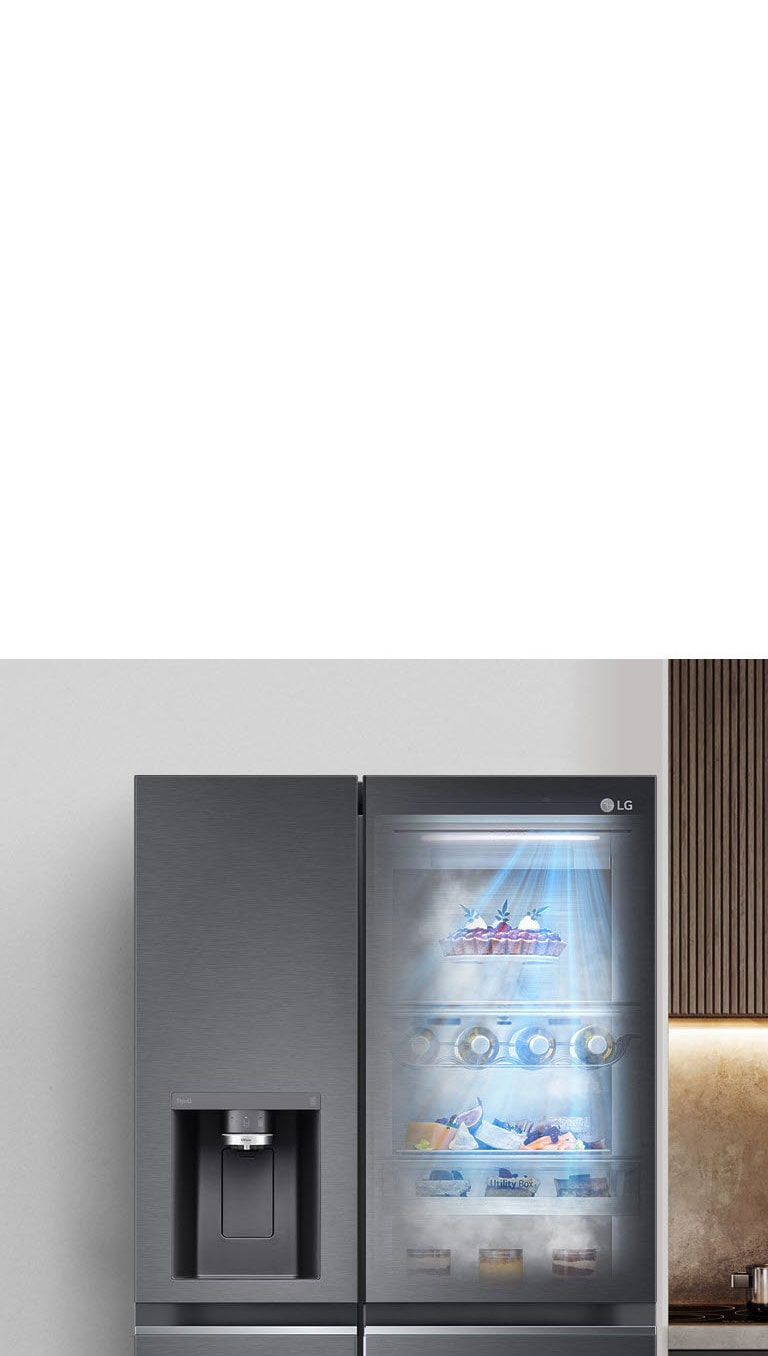 Frigorífico LG con puerta de vidrio iluminada, muestra alimentos frescos en su interior.