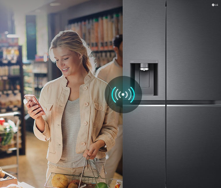 La imagen de la izquierda muestra a una mujer de pie en una tienda de alimentación mirando su teléfono. La imagen de la derecha muestra la vista frontal del frigorífico. En el centro de las imágenes hay un ícono para mostrar la conectividad entre el teléfono y el frigorífico.