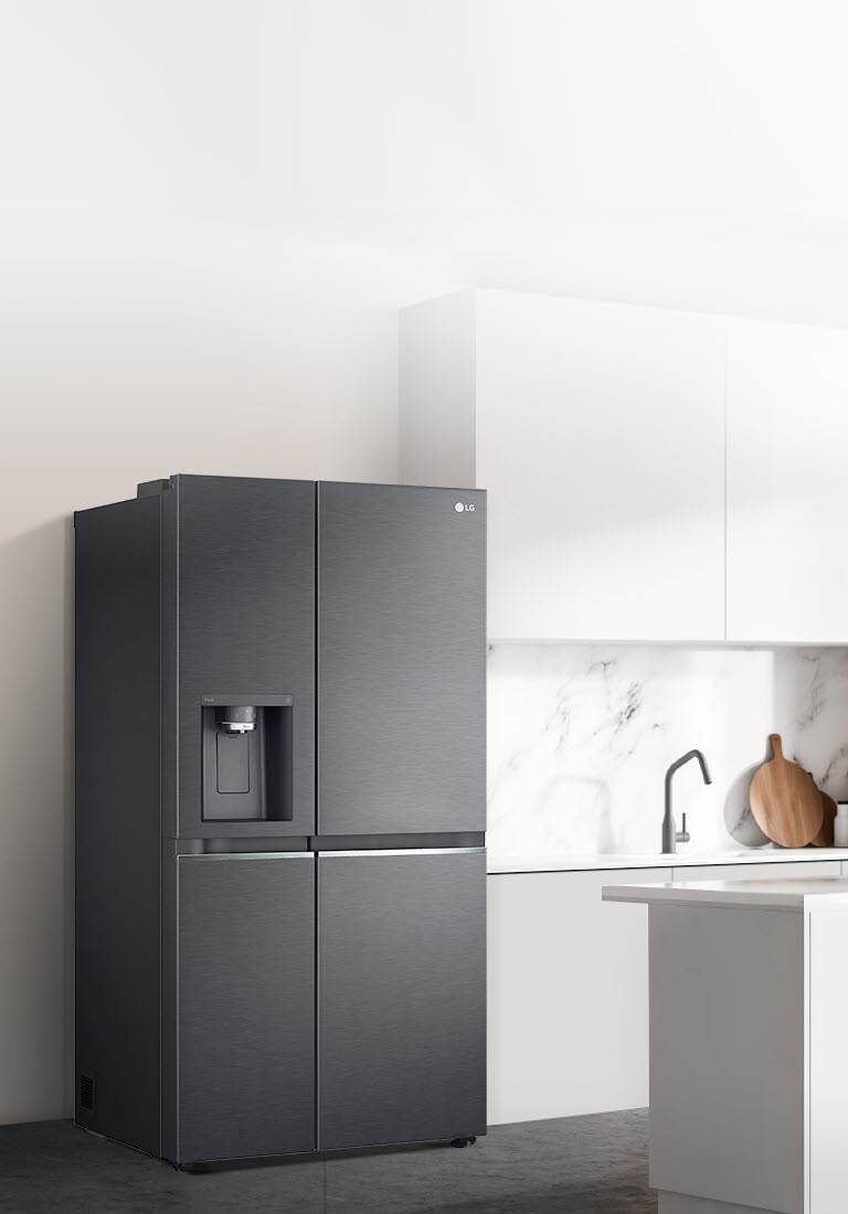 Una vista lateral de una cocina con un frigorífico instalado.
