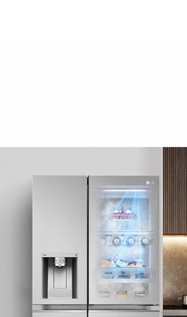 Frigorífico LG de dos puertas, a la izquierda, con dispensador de agua y compartimentos iluminados a la derecha.