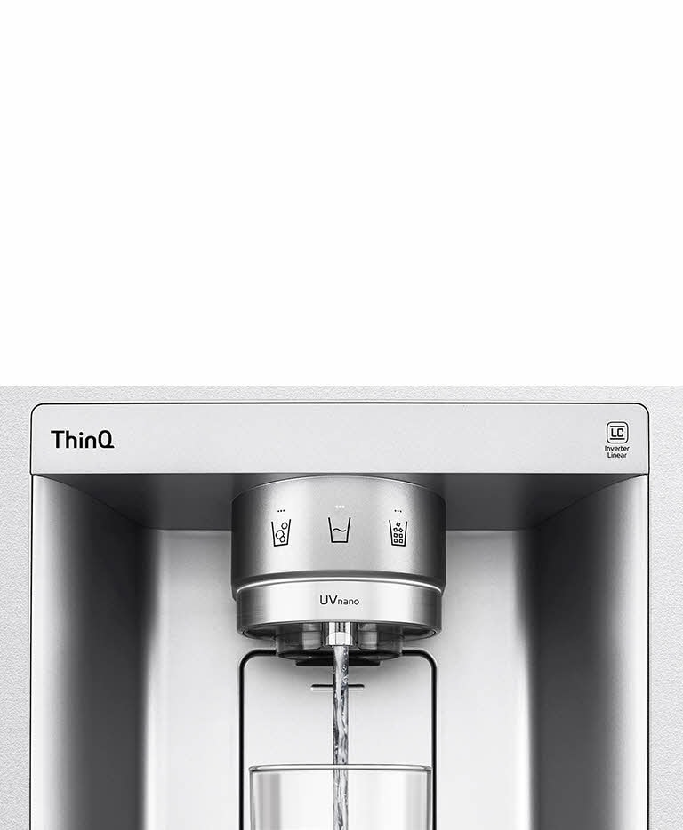 Dispensador de agua LG con tecnología UVnano, agua fluyendo a vaso transparente, diseño plateado.