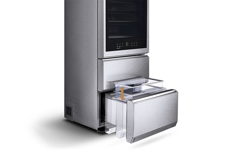 Refrigerador LG de acero inoxidable con cajón inferior abierto, mostrando un compartimento transparente.