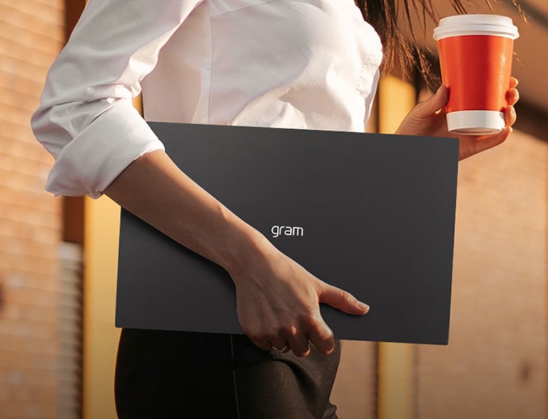 LG gram permite alta portabilidad al ser ultraligero y fino