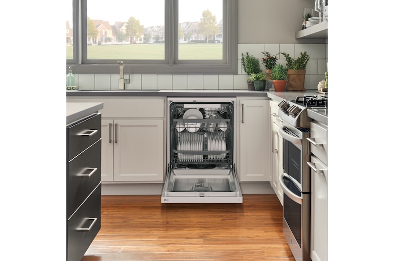 LG Lavavajillas blanco LG QuadWash<sup>TM</sup>, Direct Drive , C, con tercera bandeja, DF355FW