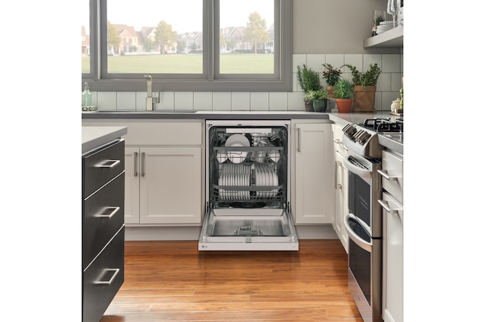 LG Lavavajillas blanco LG QuadWash<sup>TM</sup>, Direct Drive , C, con tercera bandeja, DF355FW