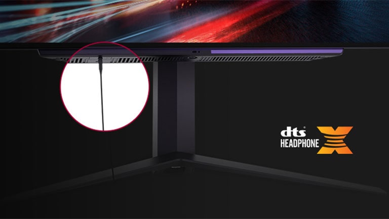 El cable de auriculares de 4 polos conectado al monitor.