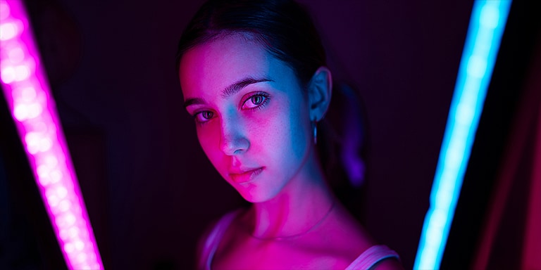 Un imágen de una mujer joven aparece en la pantalla, hay una curva sobre la parte superior y lla imagen se transforma en una imagen más colorida.