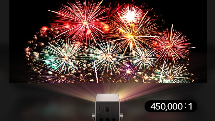 Proyección de una imagen de fuegos artificiales de colores vívidos con LG CineBeam