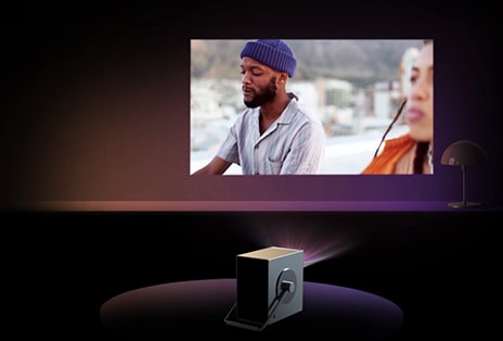 Vídeo del proyector LG CineBeam Q con la función de ajuste automático de pantalla.