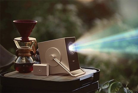 Imagen del proyector LG CineBeam Q con una batería externa.