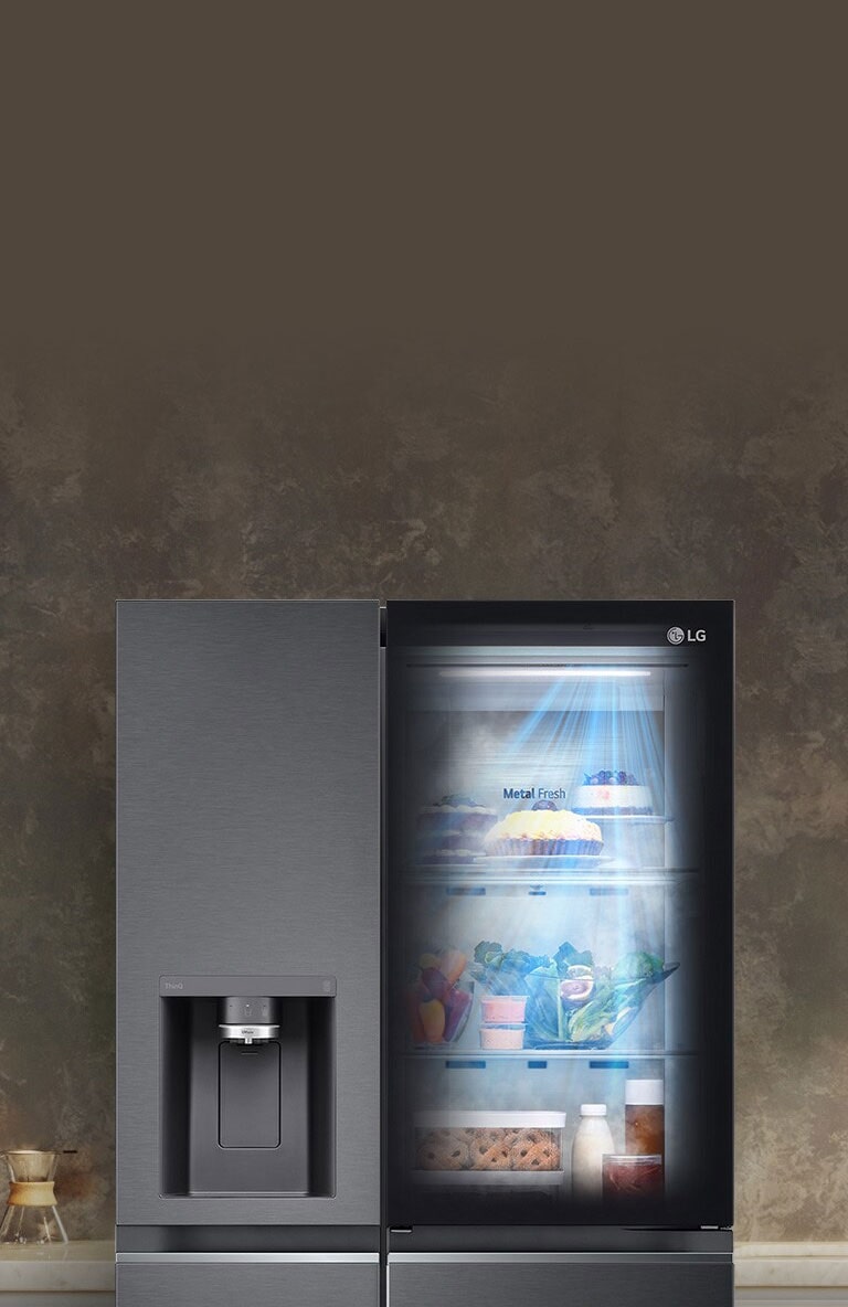 Vista frontal de un frigorífico InstaView negro con la luz encendida en el interior. El contenido del  frigorífico se puede ver a través de la puerta InstaView. Los rayos de luz azules brillan sobre el contenido de la función DoorCooling.