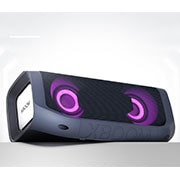 Un LG XBOOM Go con iluminación magenta está colocado de forma angular en un estante gris.