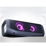 Un LG XBOOM Go con iluminación magenta está colocado de forma angular en un estante gris.