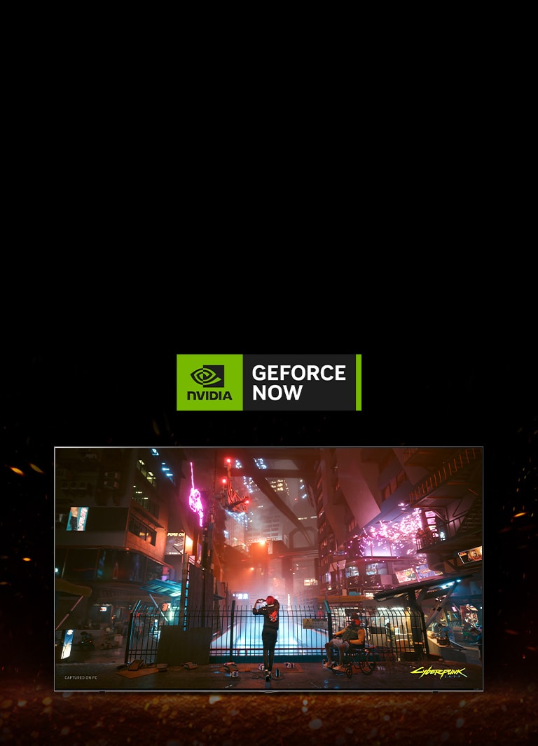 Las llamas chisporrotean alrededor del televisor y se puede ver la pantalla de juego de Cyberpunk en su interior. En la parte superior del TV hay el logo de «GeForce Now».