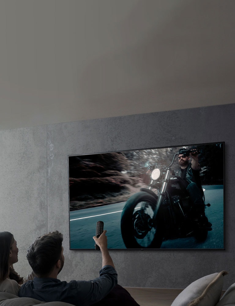 Imagen que muestra a una pareja viendo un programa con un televisor LG UHD.