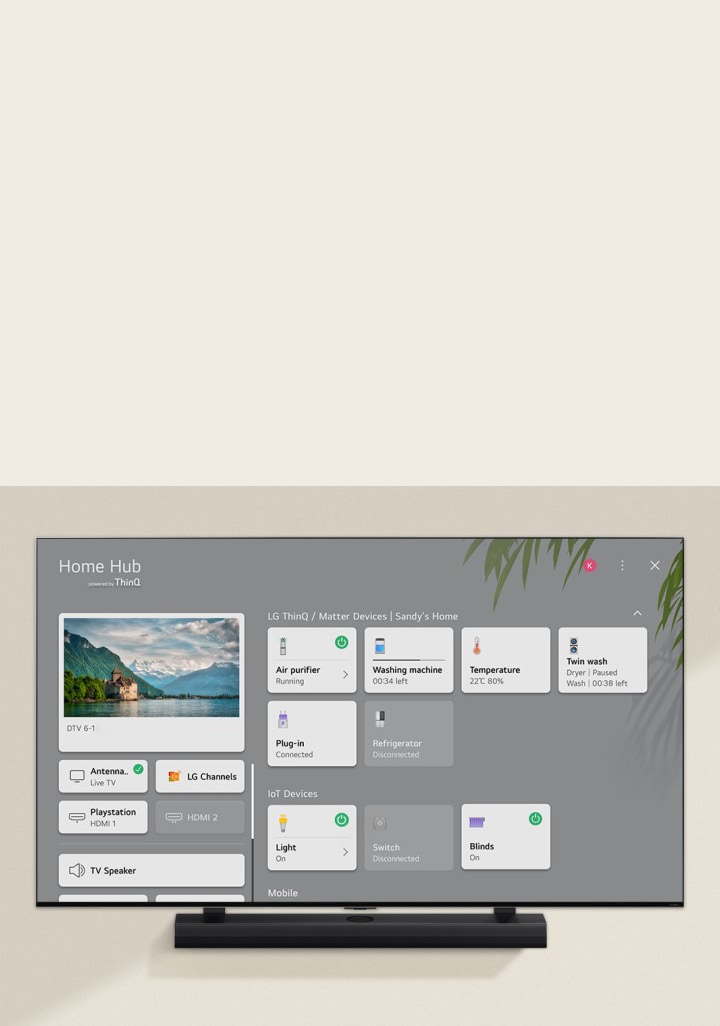 En la pantalla se reproduce un acogedor concierto en un salón. El menú WOW Interface aparece superpuesto y el usuario navega hasta los ajustes de la barra de sonido.