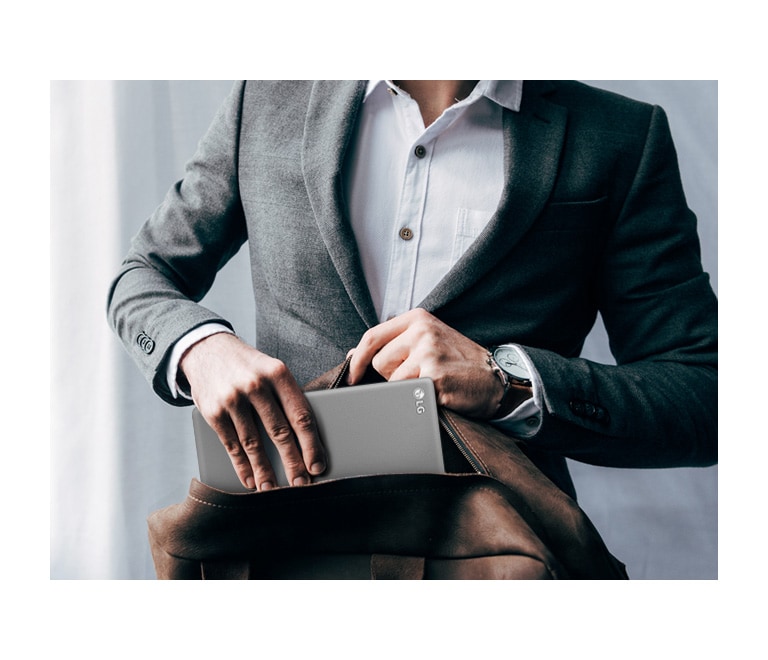 Una señora guarda el portátil 17U70N de forma compacta dentro de su bolso