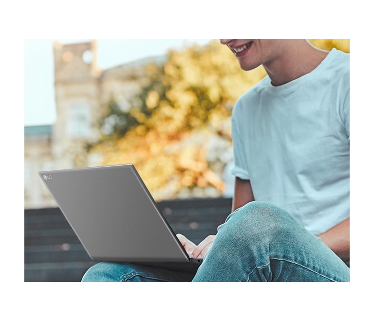 Un chico utilizando el portátil 17U70N fuen la calle sin tenerlo conectado a un enchufe