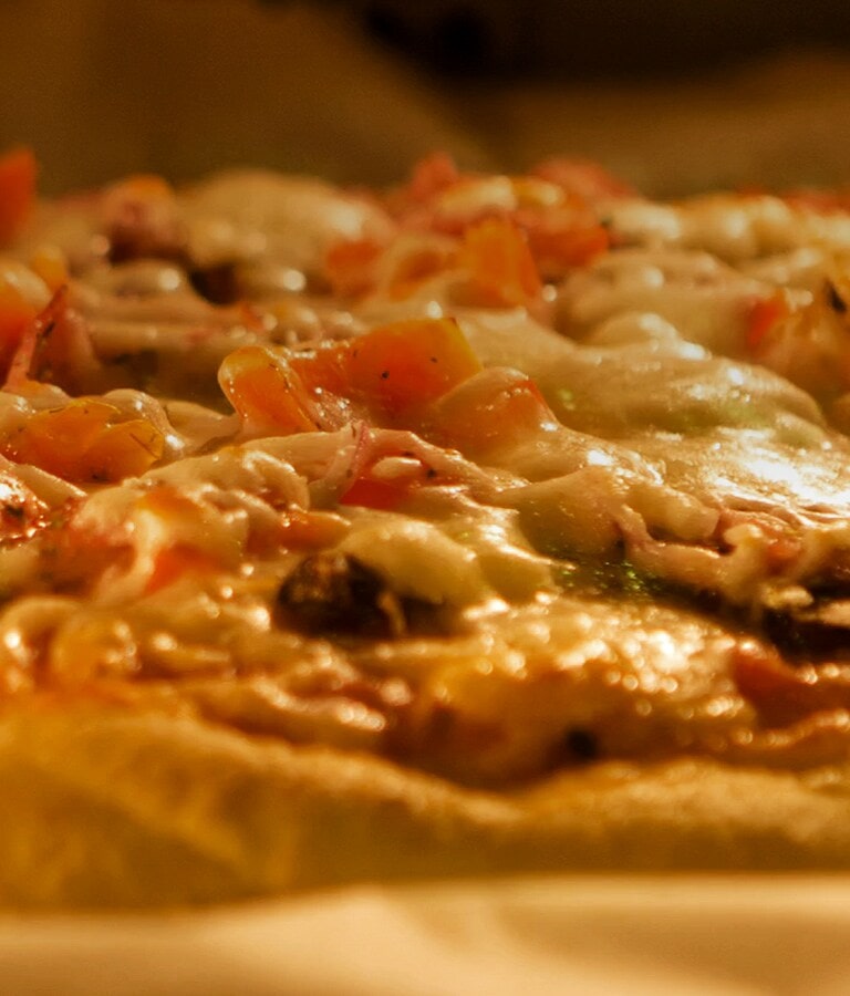 Una pizza se está calentando rápidamente en el microondas.