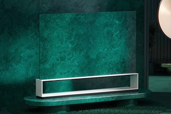Televisor OLED 8K LG SIGNATURE en el artístico salón de color verde con un gran péndulo de metal dorado.