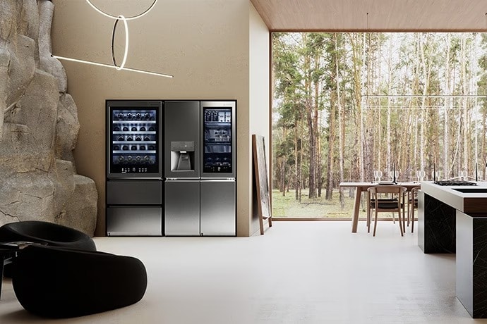 El Frigorífico y la Vinoteca Gourmet LG SIGNATURE se encuentran en la cocina en armonía con la naturaleza junto con la mesa de toros de B&B Italia.