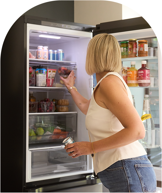 Una mujer usando un frigorífico LG InstaView y una escena que muestra el interior del refrigerador.