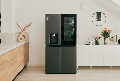 Refrigerador colocado en una cocina.