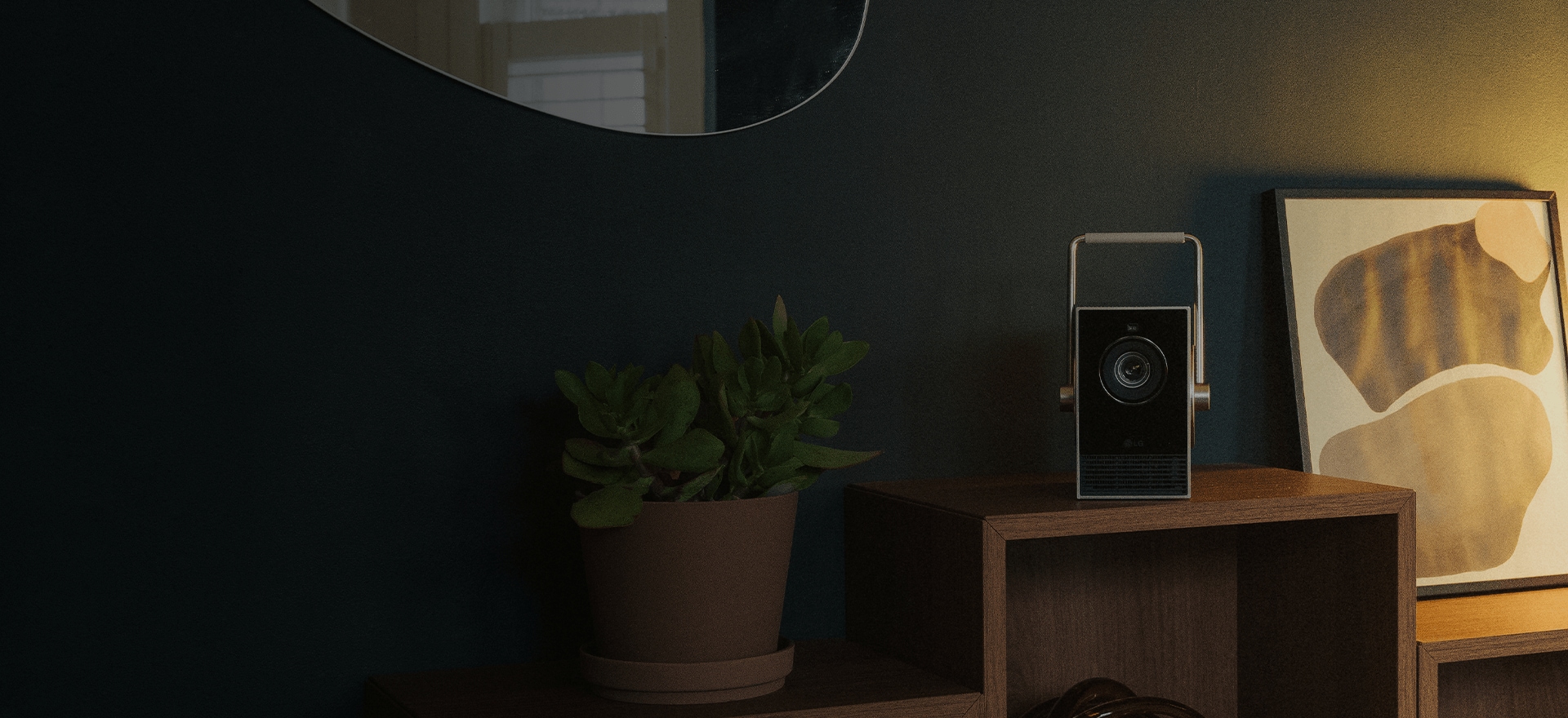 Proyector LG CineBeam Q colocado en una estantería de madera